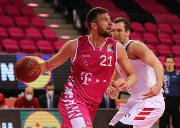 何以突出重 何以突出重